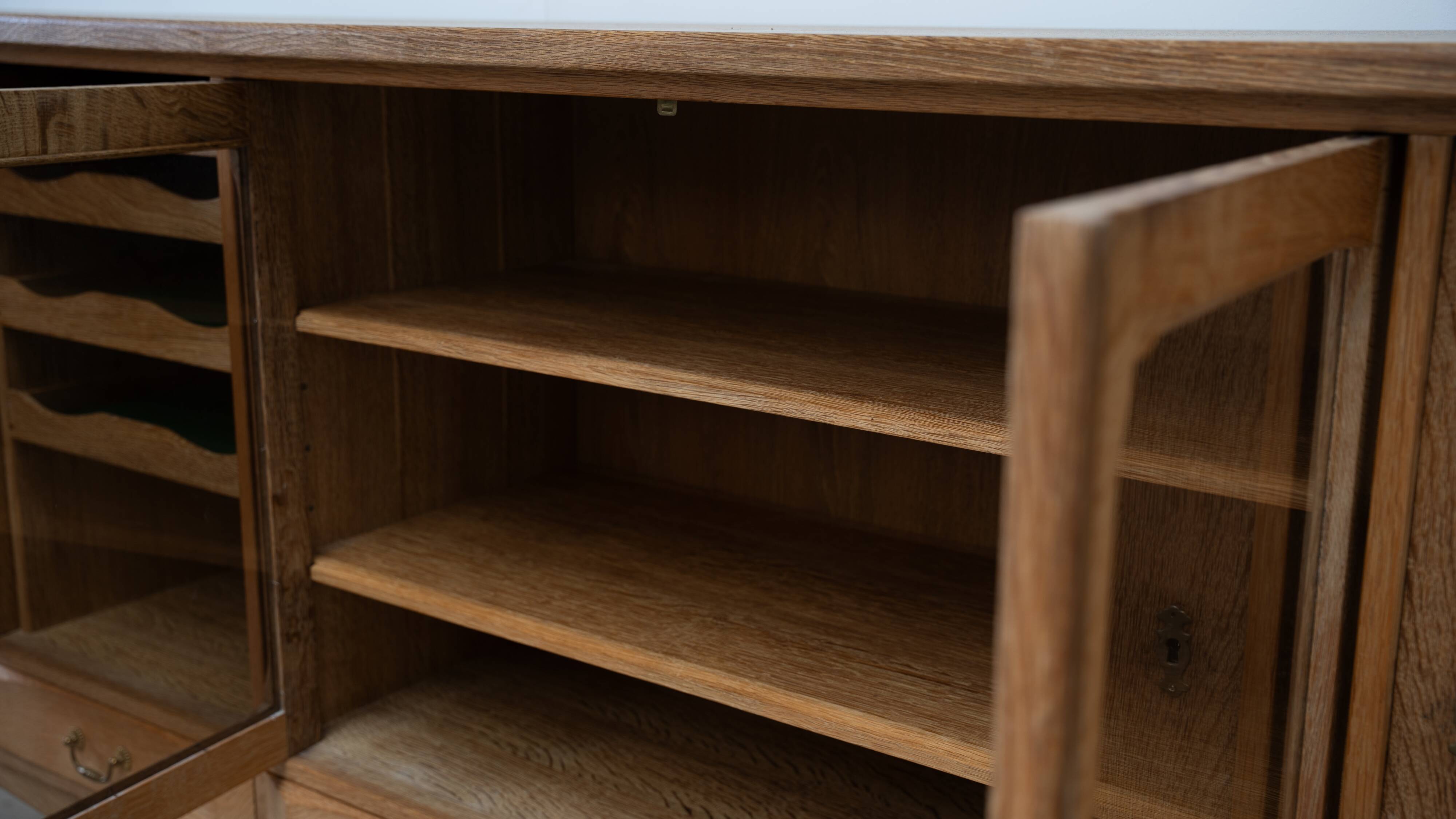 Buffet haut en chêne scandinave par Kjaernulf