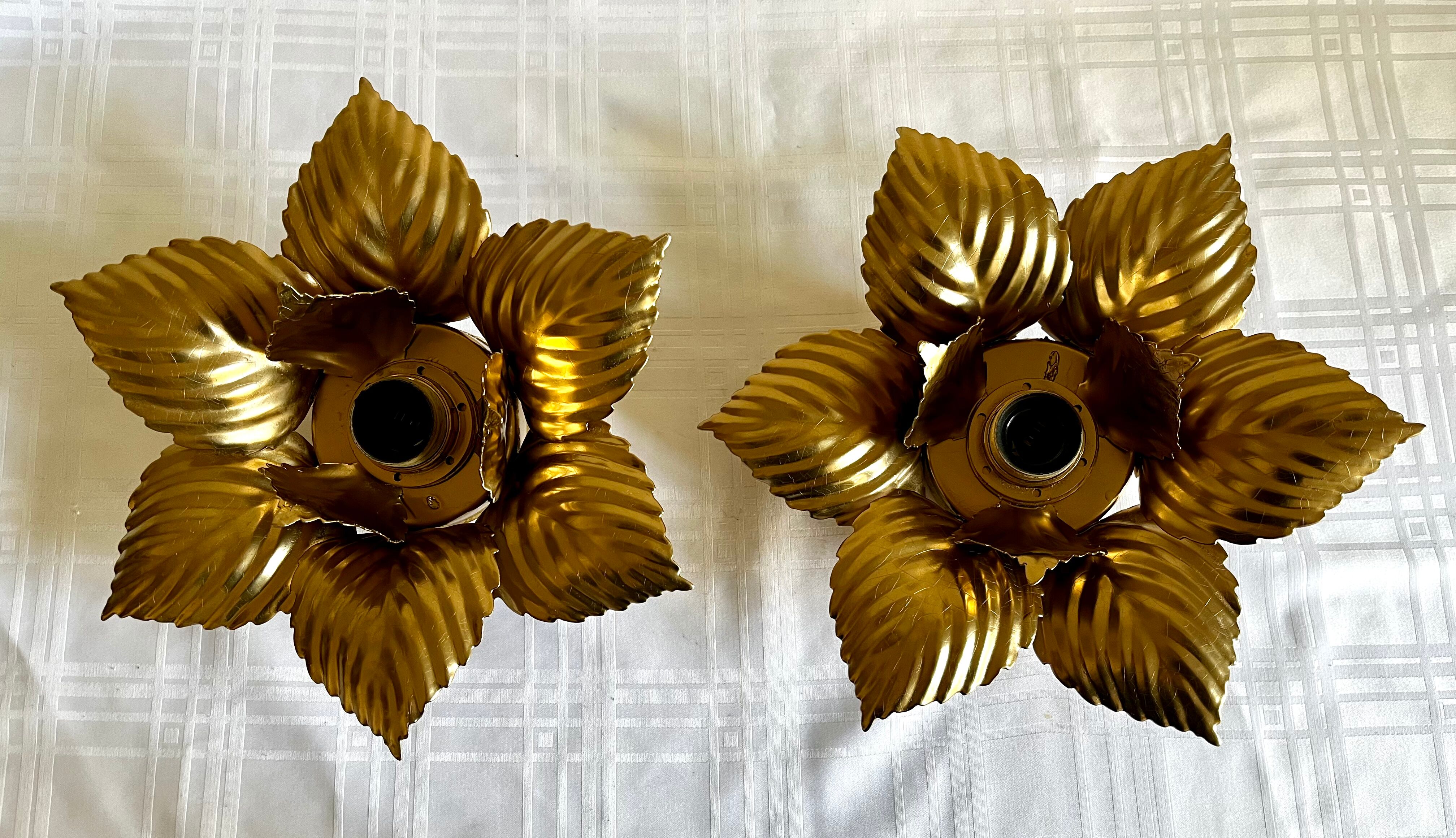 Paire d’appliques fleurs dorées