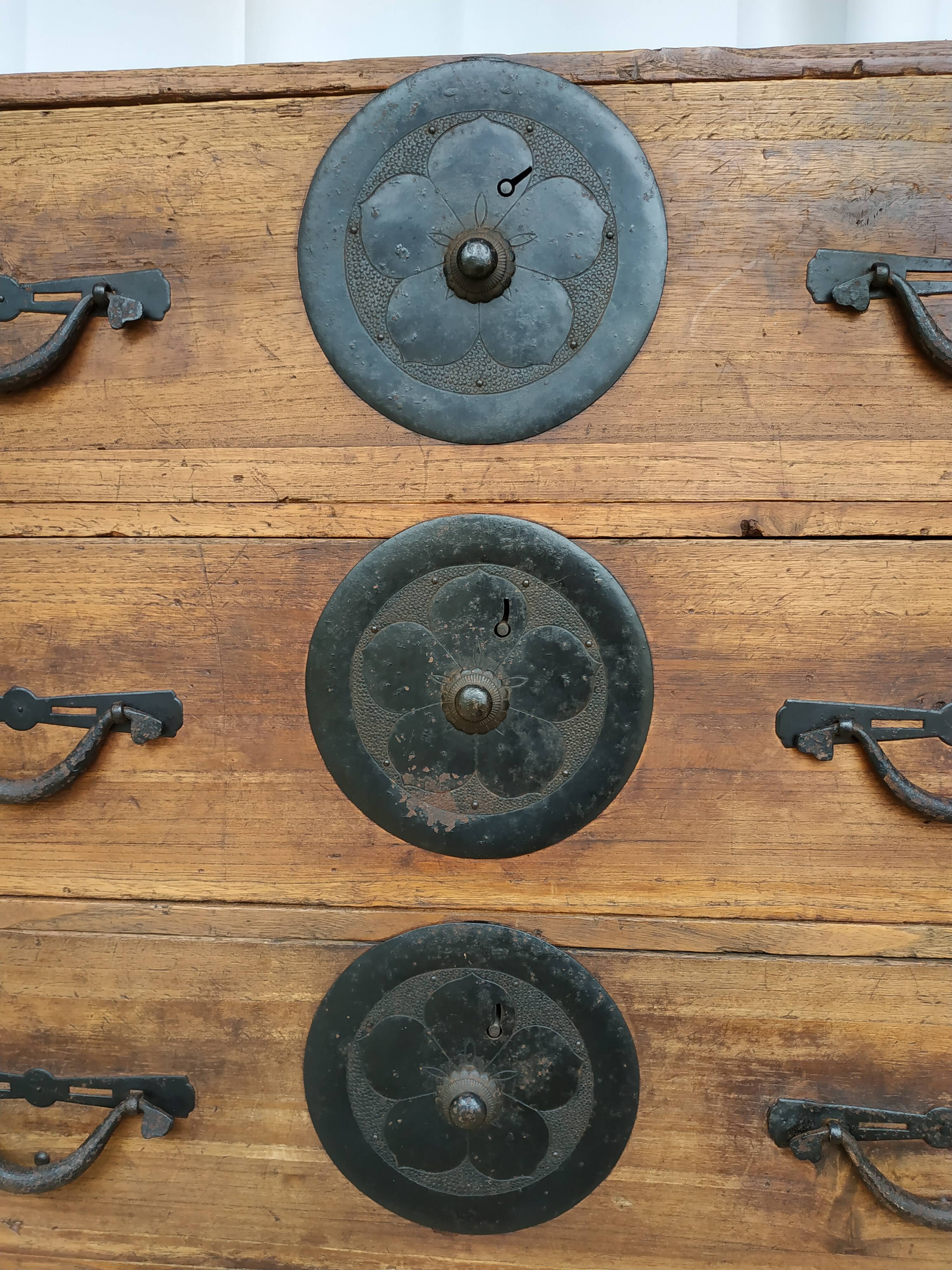 Tansu Japan 19th-century laundry dresser