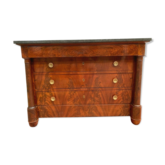 Commode d'époque Empire a colonnes détachées XIX siècle Commode acajou flammé