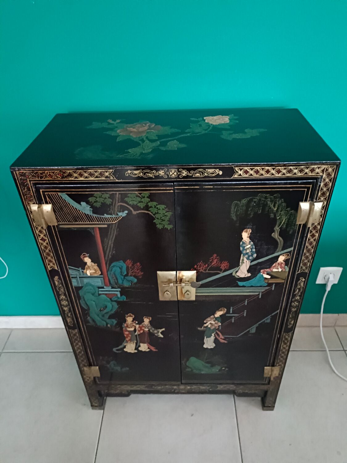 Chinese sideboard lacquered and hand painted