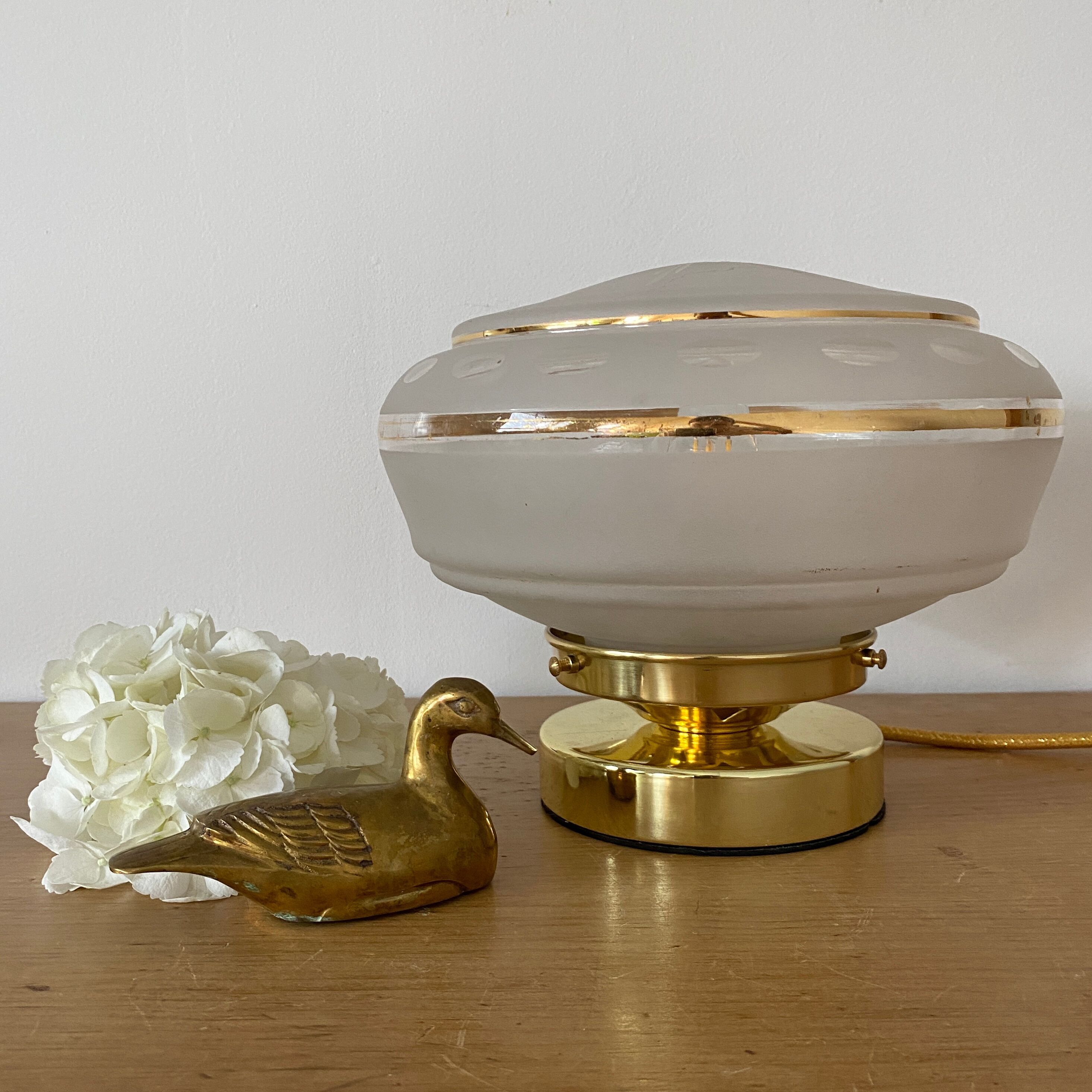 Table lamp globe vintag eblanc and gold