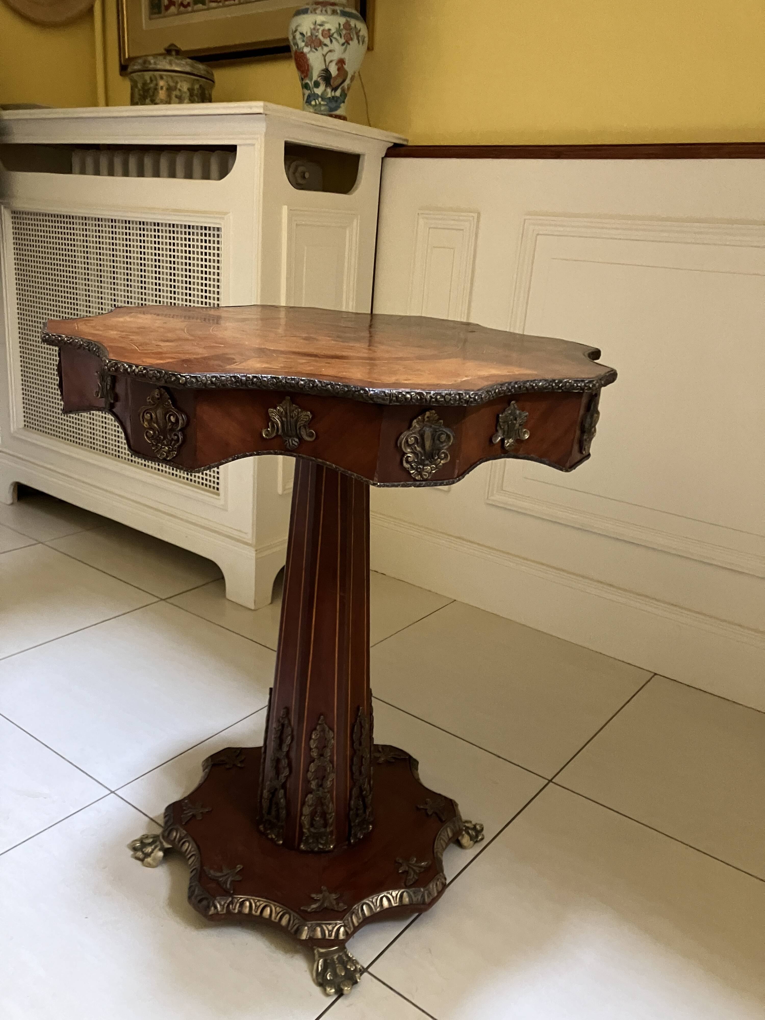 Marquetry pedestal table from the end of the 19th century
