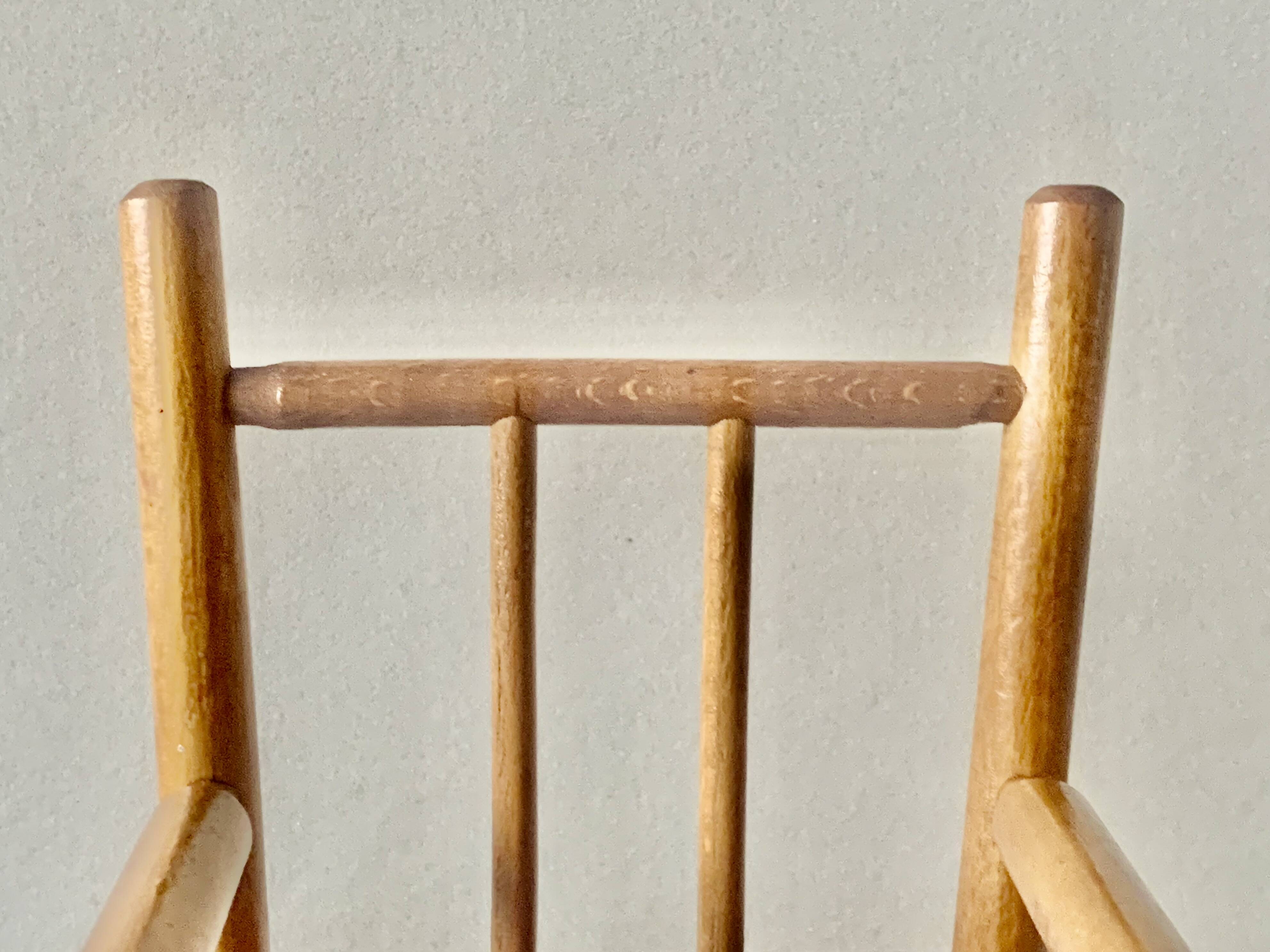 Ancienne chaise en bois paur poupée