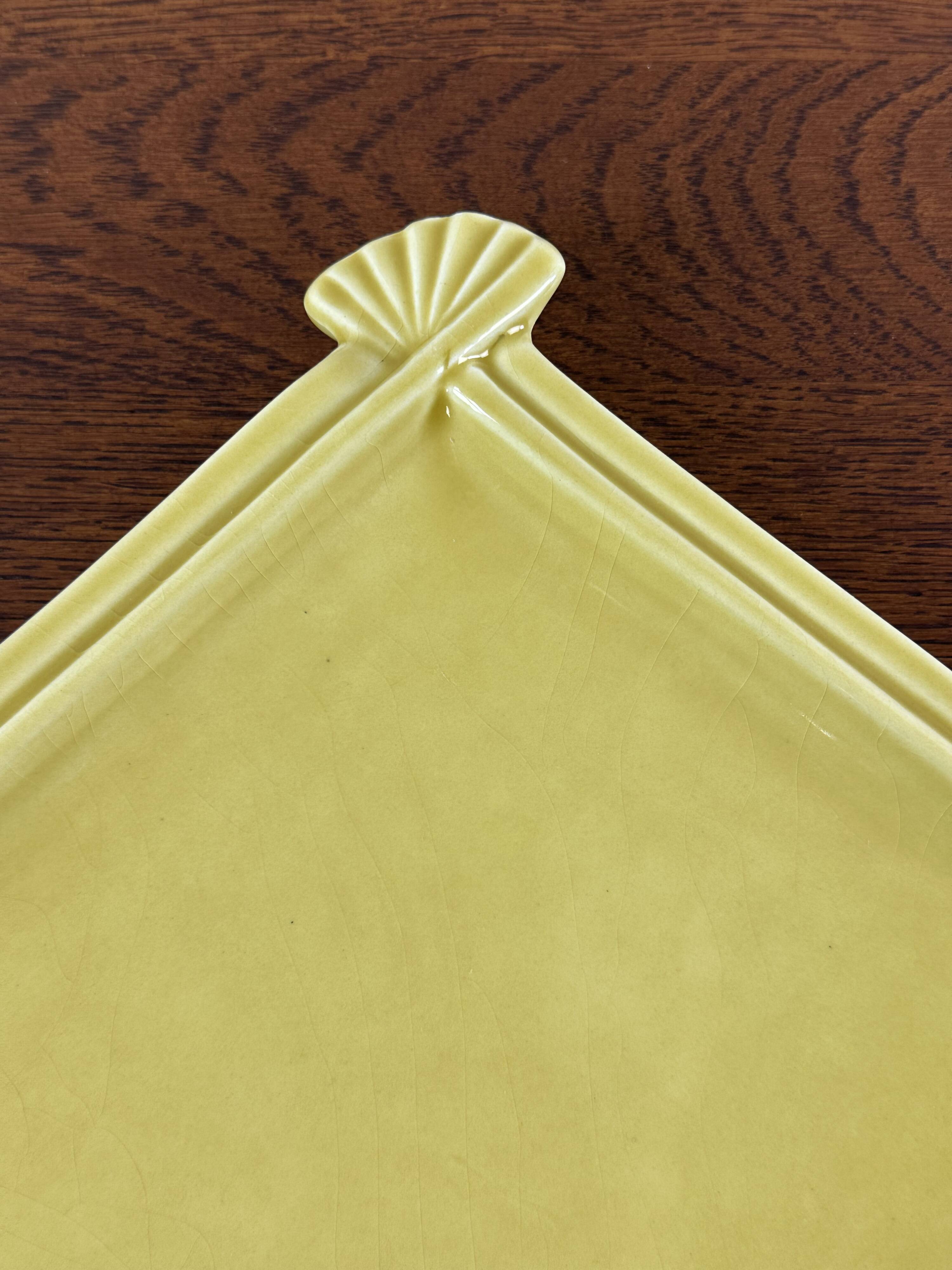 Service of 12 vintage fan plates from the 1960s.