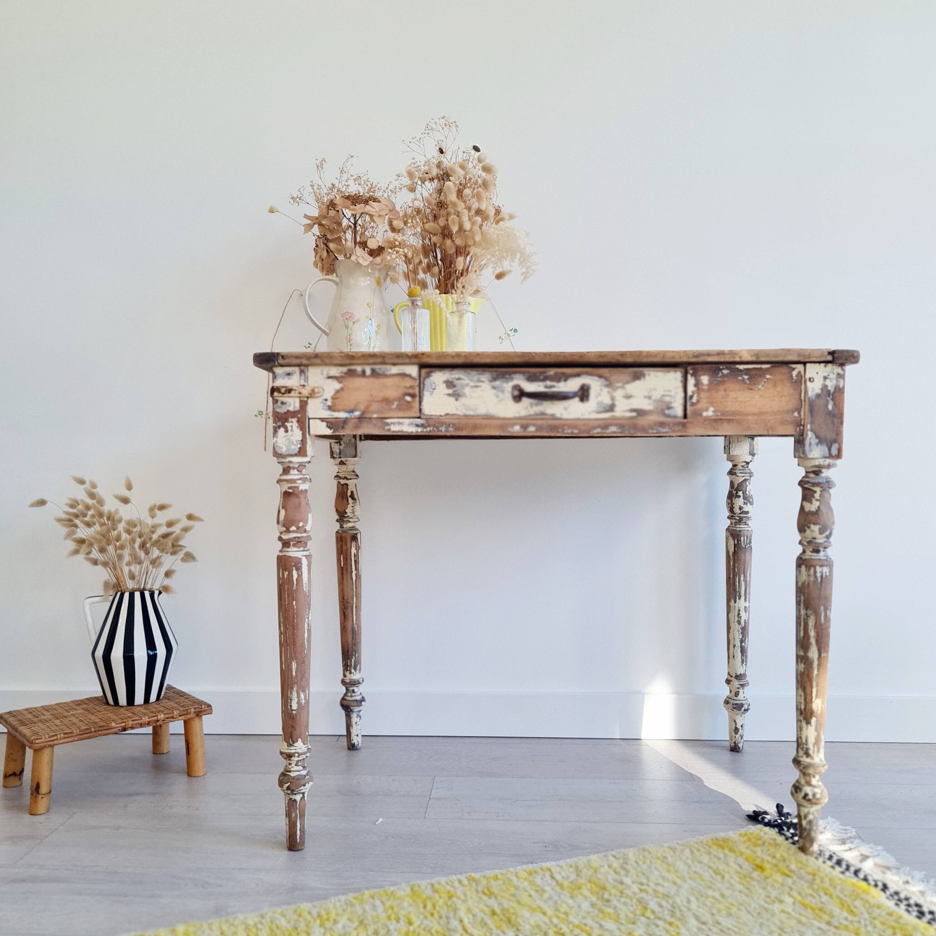 Table patinée - bureau pieds tournés et son tiroir