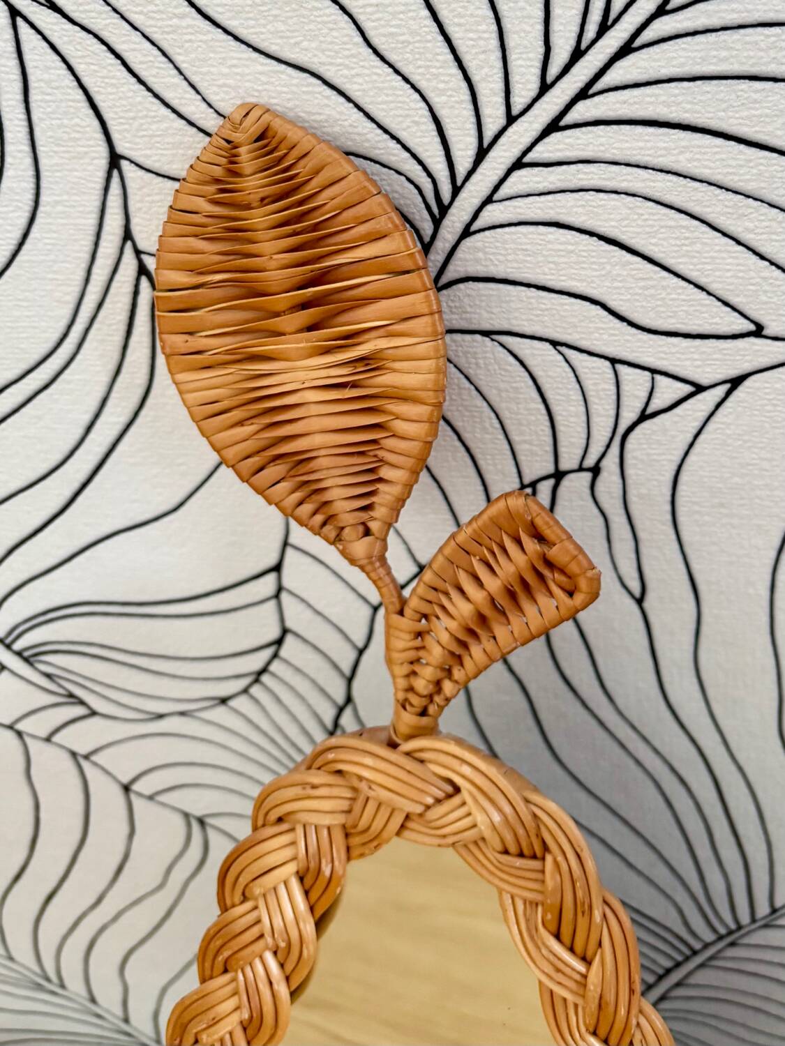 Miroir en osier tressé forme poire