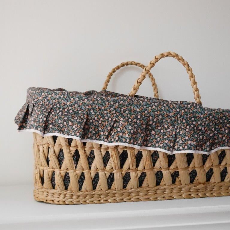 Doll bassinet with its bedding