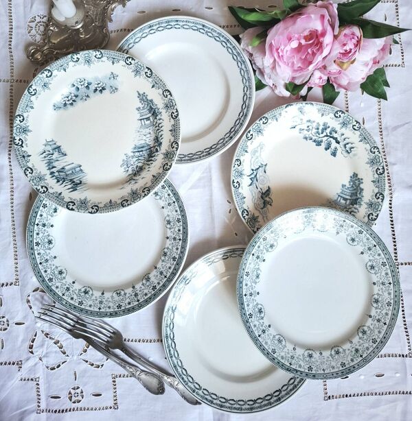 Assiettes plates anciennes dépareillées en terre de fer accompagnées d