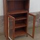 Petite armoire vitrée en bois avec porte rentrante