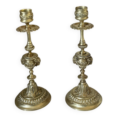Paire de bougeoirs tête de béliers en bronze doré, style Louis XVI, XIXème