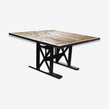 Table industrielle en fer et plateau en bois