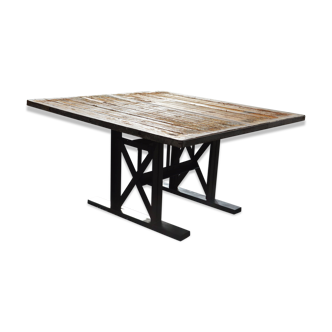 Table industrielle en fer et plateau en bois