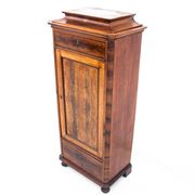 Une commode à piliers, Europe du Nord, vers 1860
