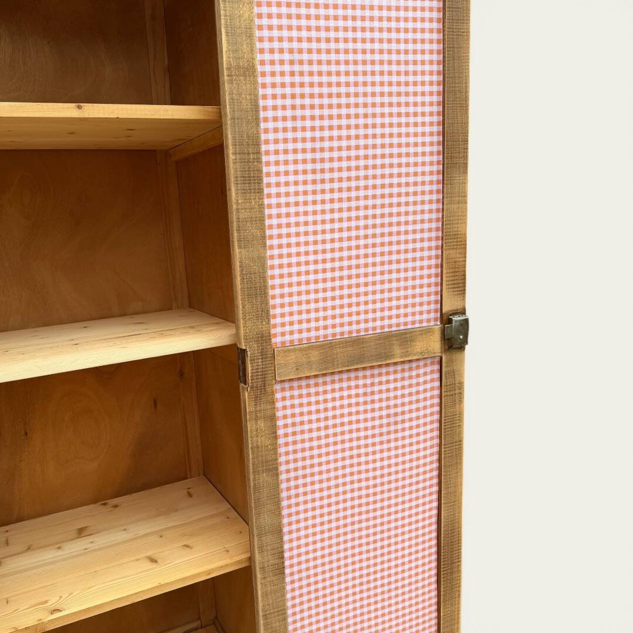 Armoire bonnetière parisienne bois brut 1950