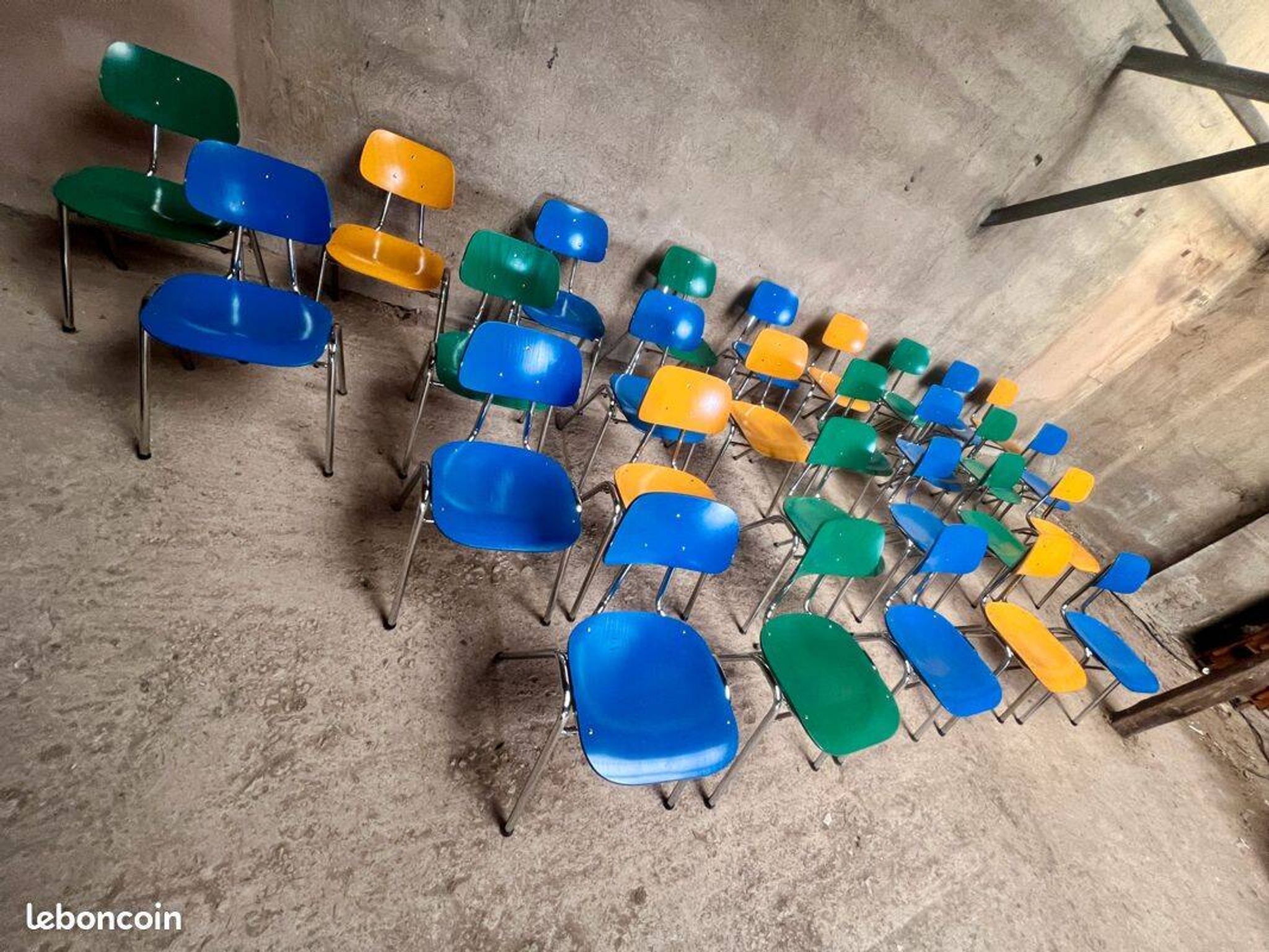 55 chaises d'école industrielles empilables, 1950