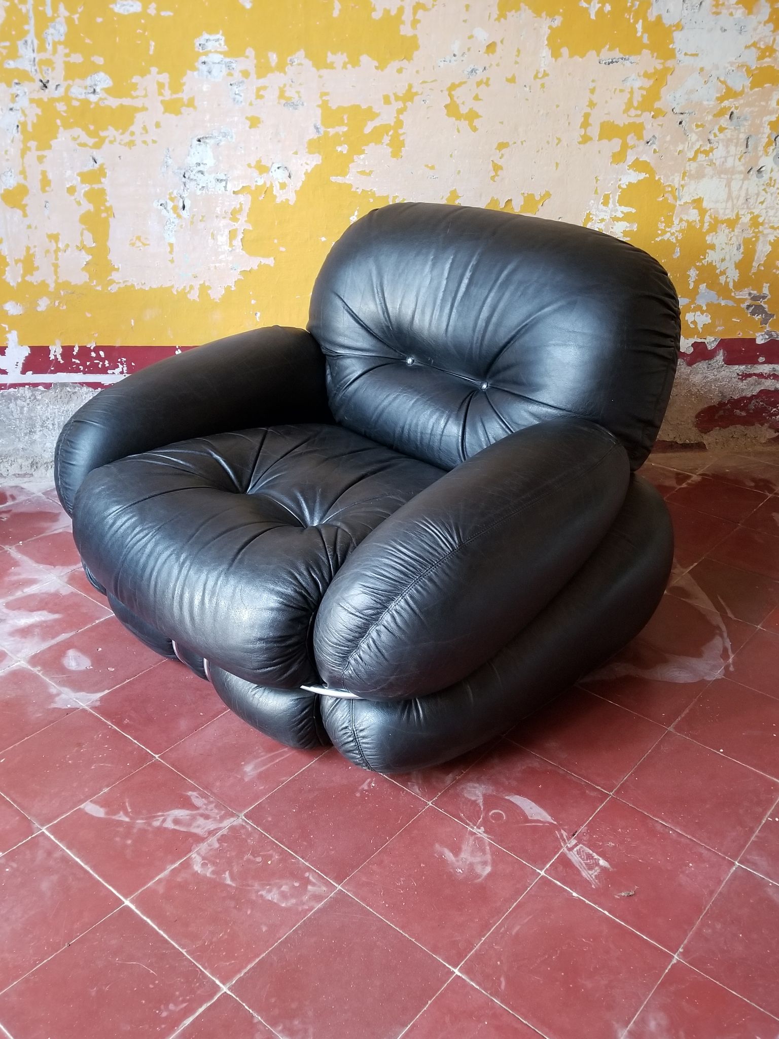 Set of 2 okay black leather lounge chairs by Adriano Piazzesi, 1970