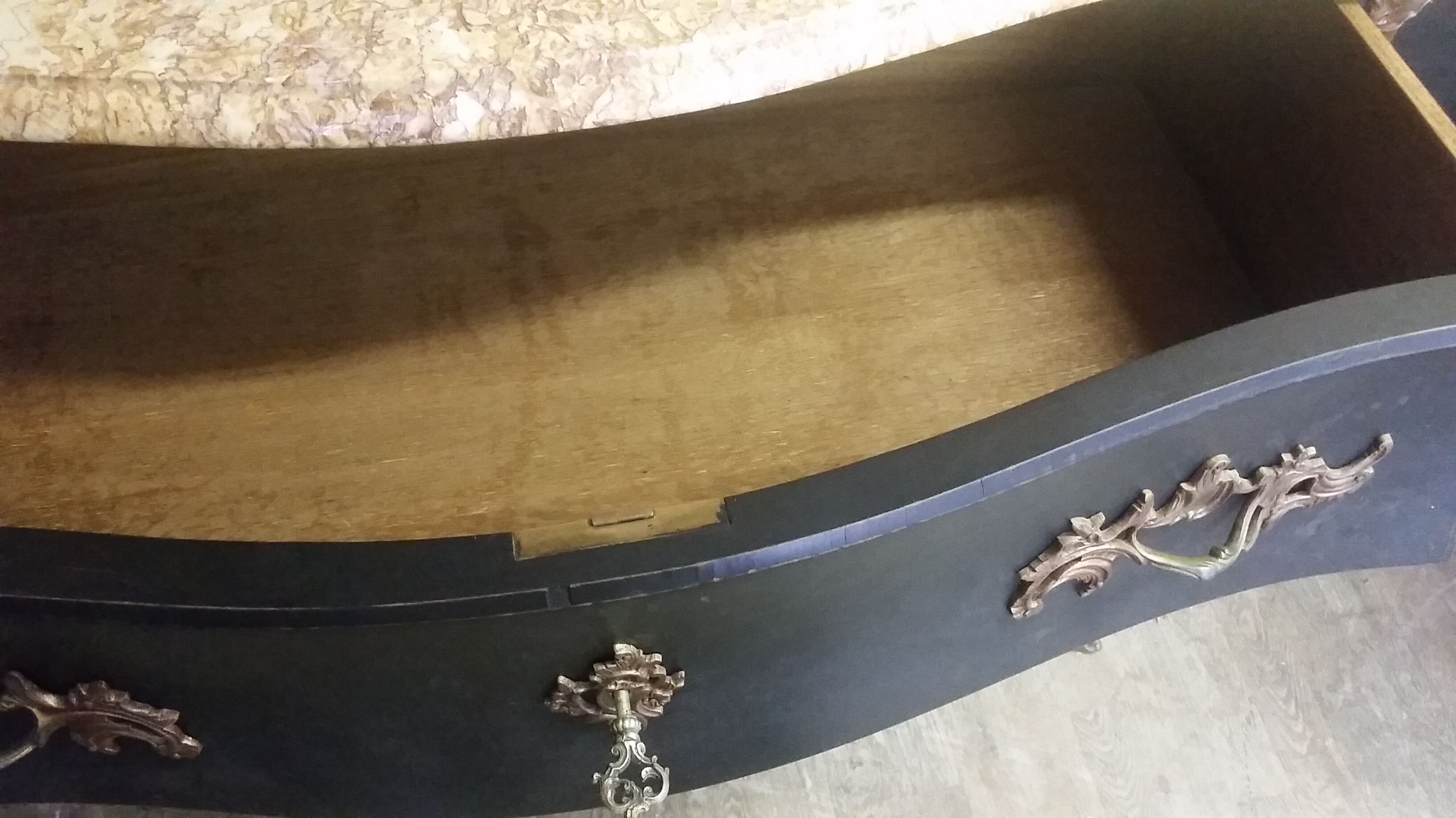 Curved chest of drawers