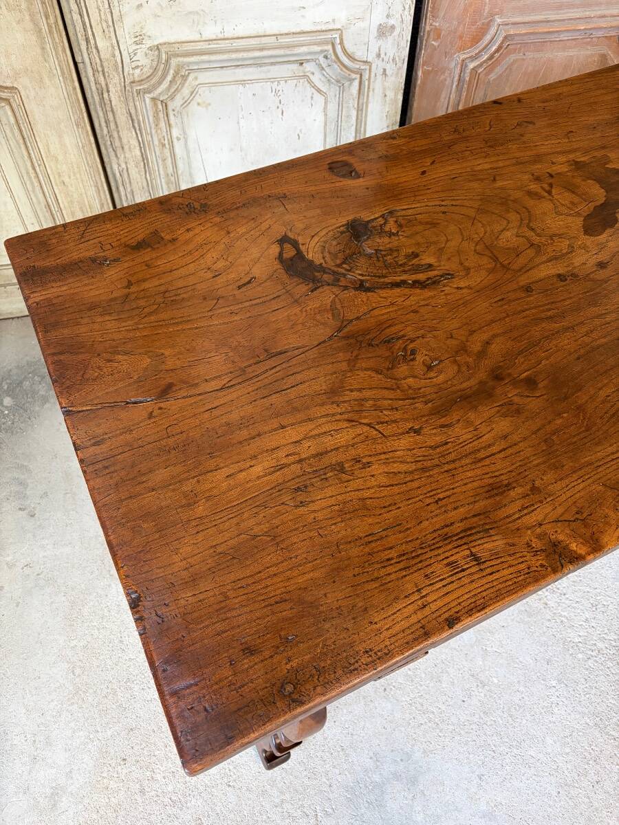 Table espagnole époque 20e siècle