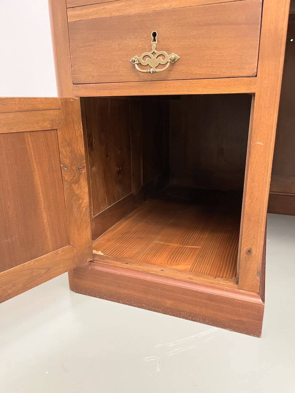 Comptoir ou bureau en noyer années 50