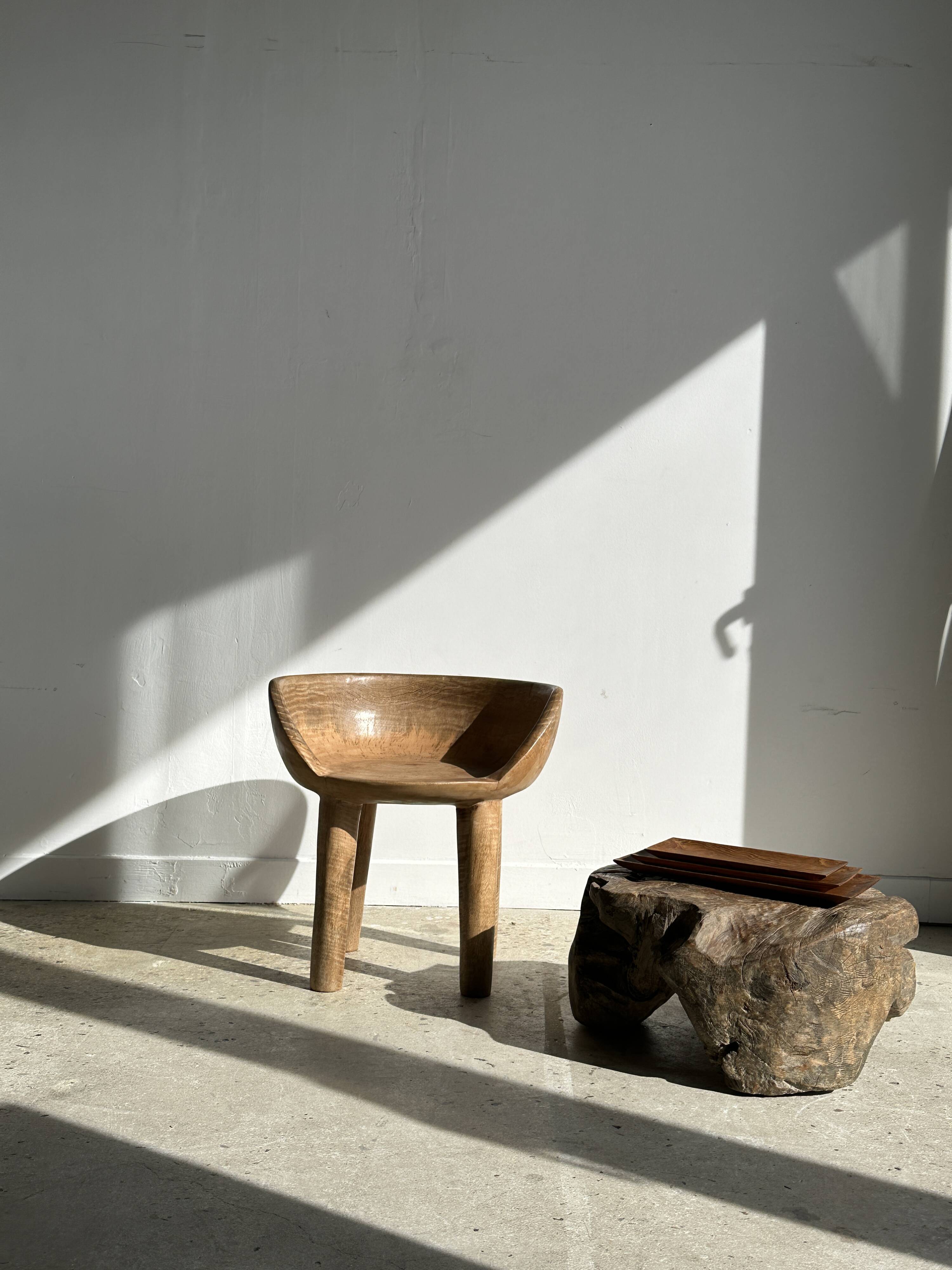 Quadripod chair with round seat and small back in natural monoxyl mango wood