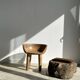 Chaise quadripode assise ronde à petit dossier en manguier naturel monoxyle