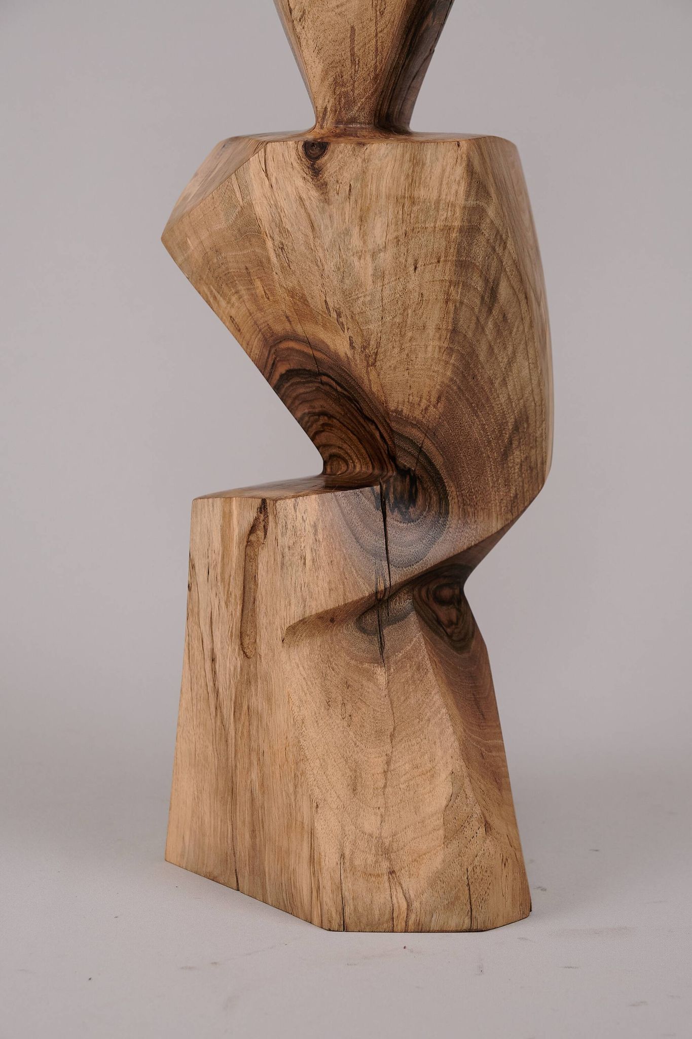 Table d’appoint sculpturale en bois massif, design contemporain original, logniture