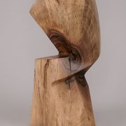 Table d’appoint sculpturale en bois massif, design contemporain original, logniture