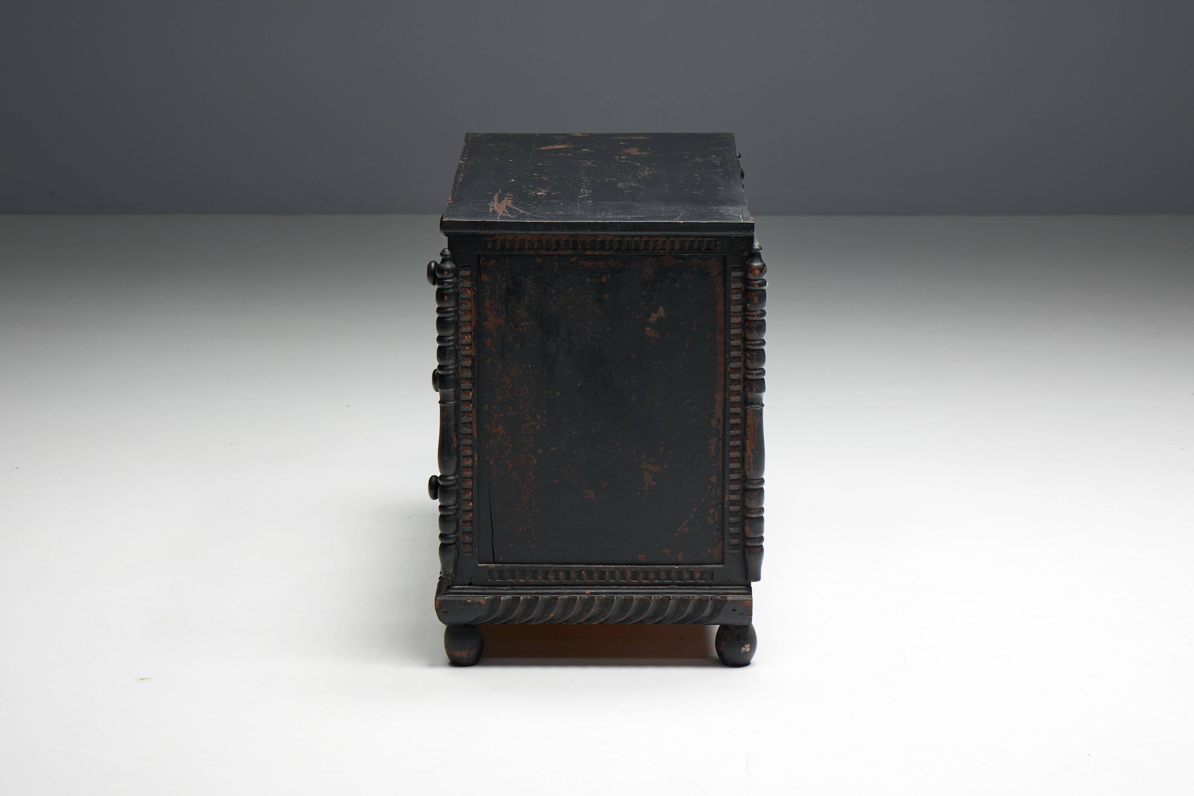 Commode à Tiroirs en Chêne Sculpté à la Main, France, 18ème Siècle