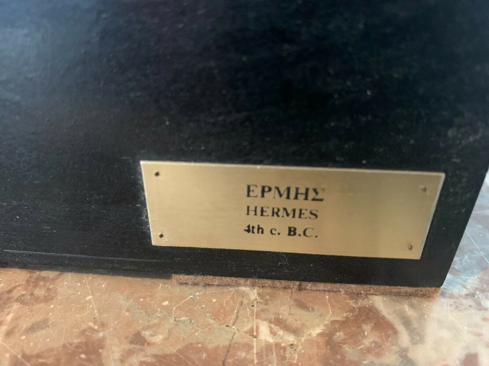 Buste d'Hermès en stuc patiné Socle en bois laqué noir XX siècle