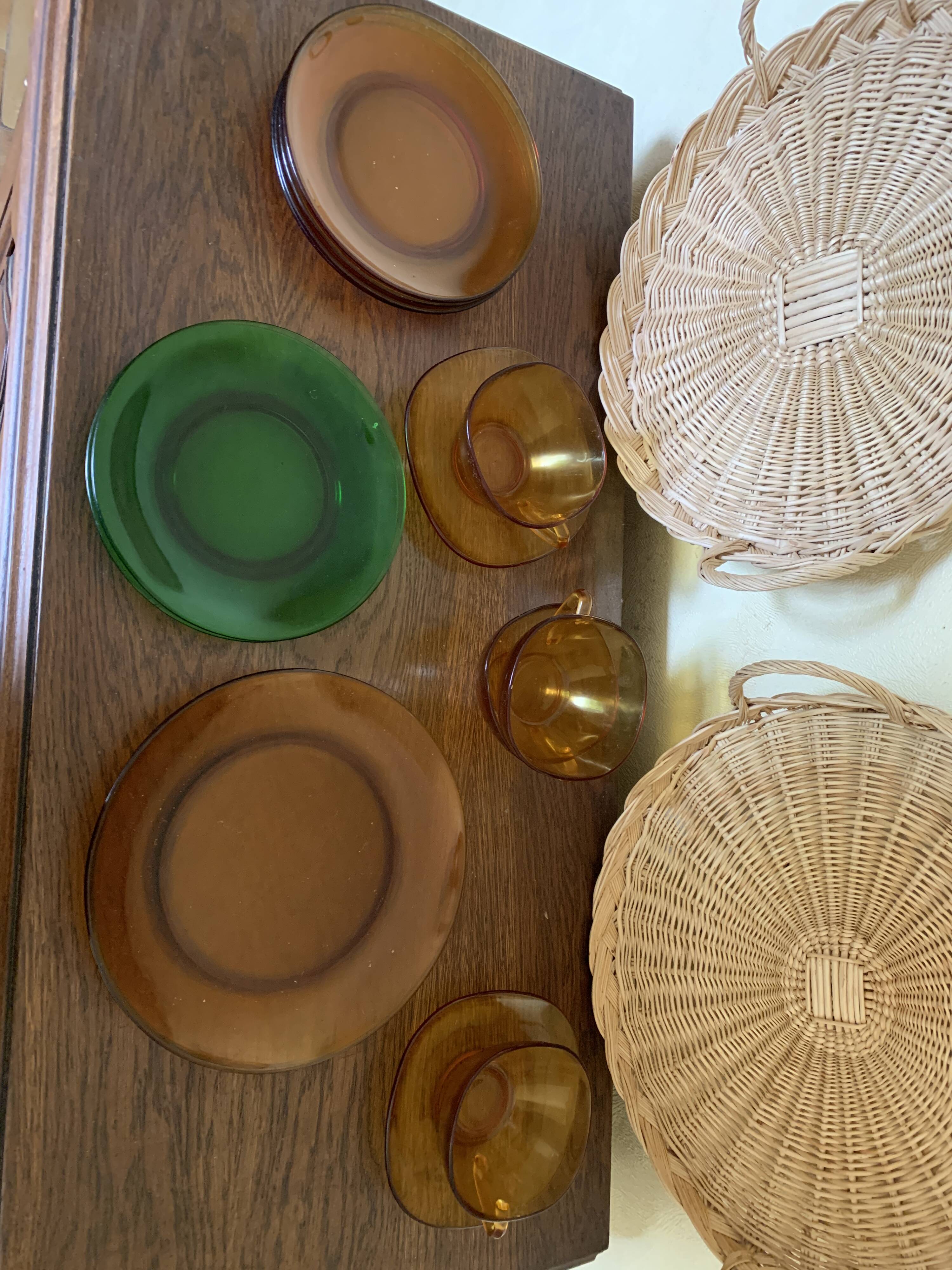 4 coffee cups, 3 saucers, 5 small and 2 large plates VERECO