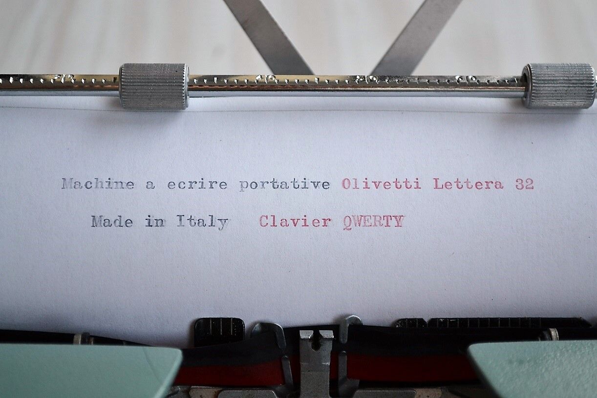 Typewriter portable olivetti lettera 32