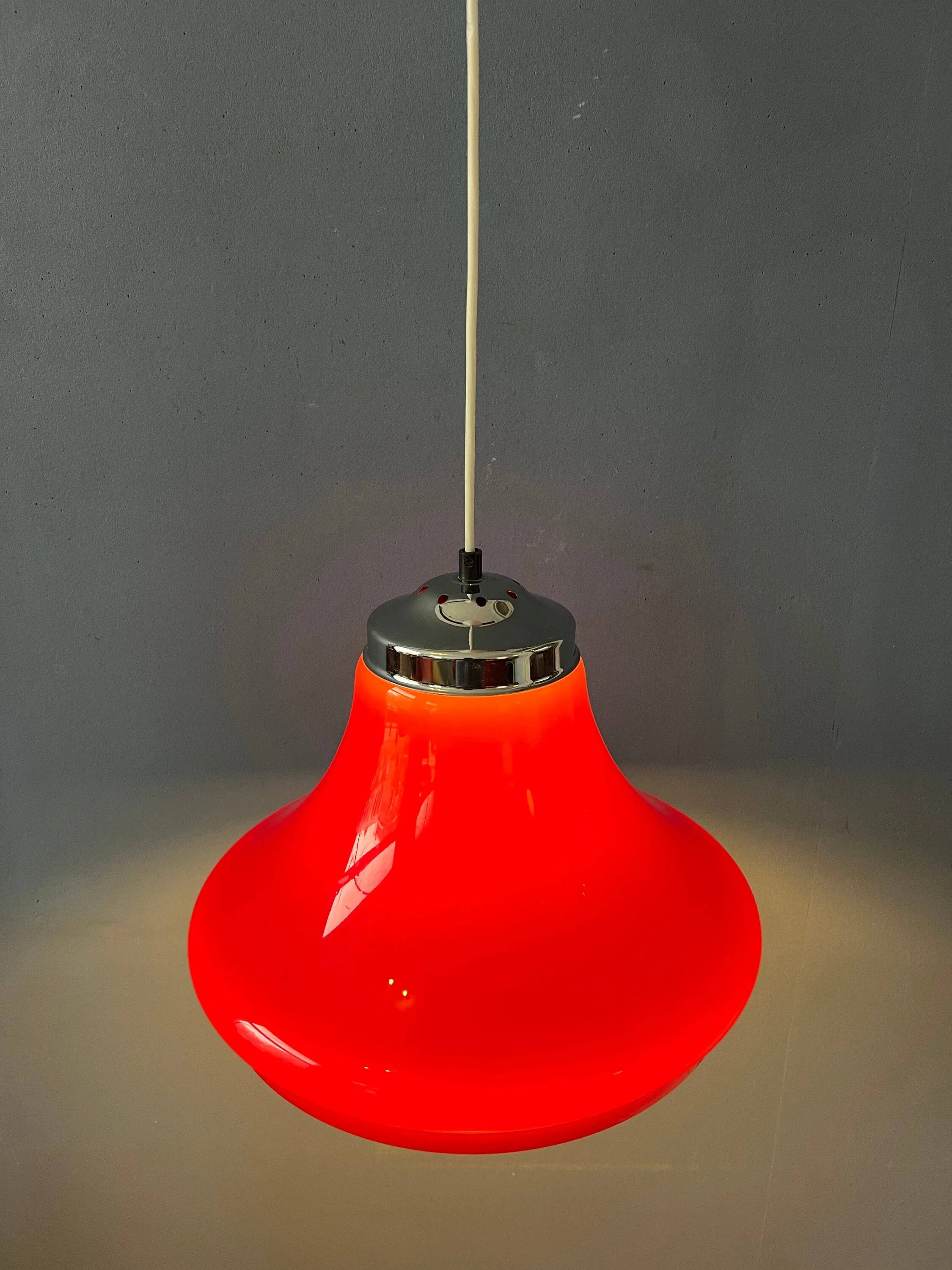 Suspension Space Age rouge en plexiglas avec dessus chromé