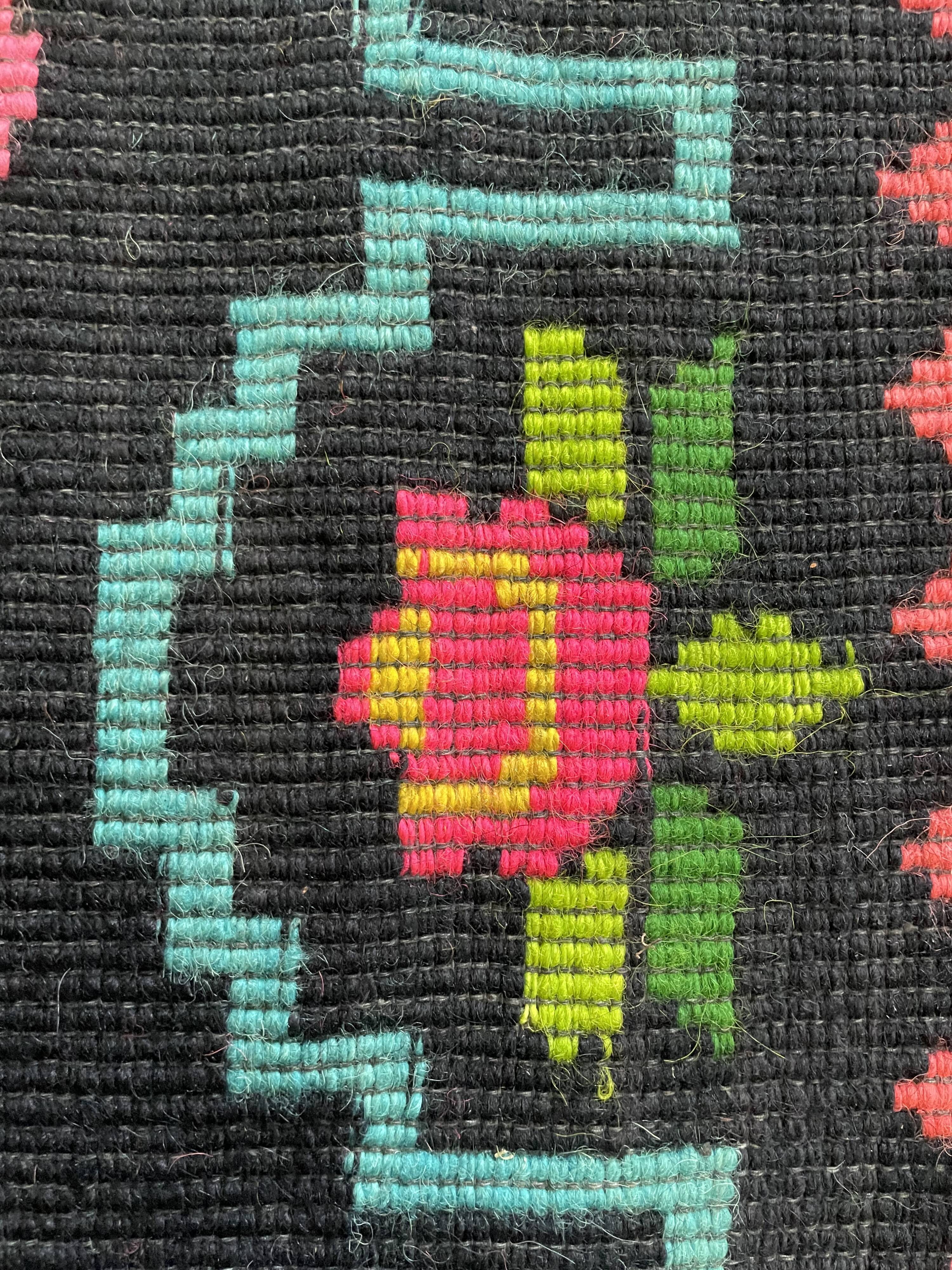 Tapis en laine roumaine tissé à la main avec fleurs roses sur fond noir
