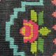 Tapis en laine roumaine tissé à la main avec fleurs roses sur fond noir