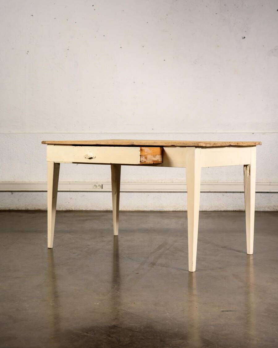 Table de campagne avec tiroir