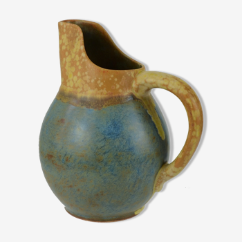 Two-tone pitcher in sandstone by Louis Lourioux