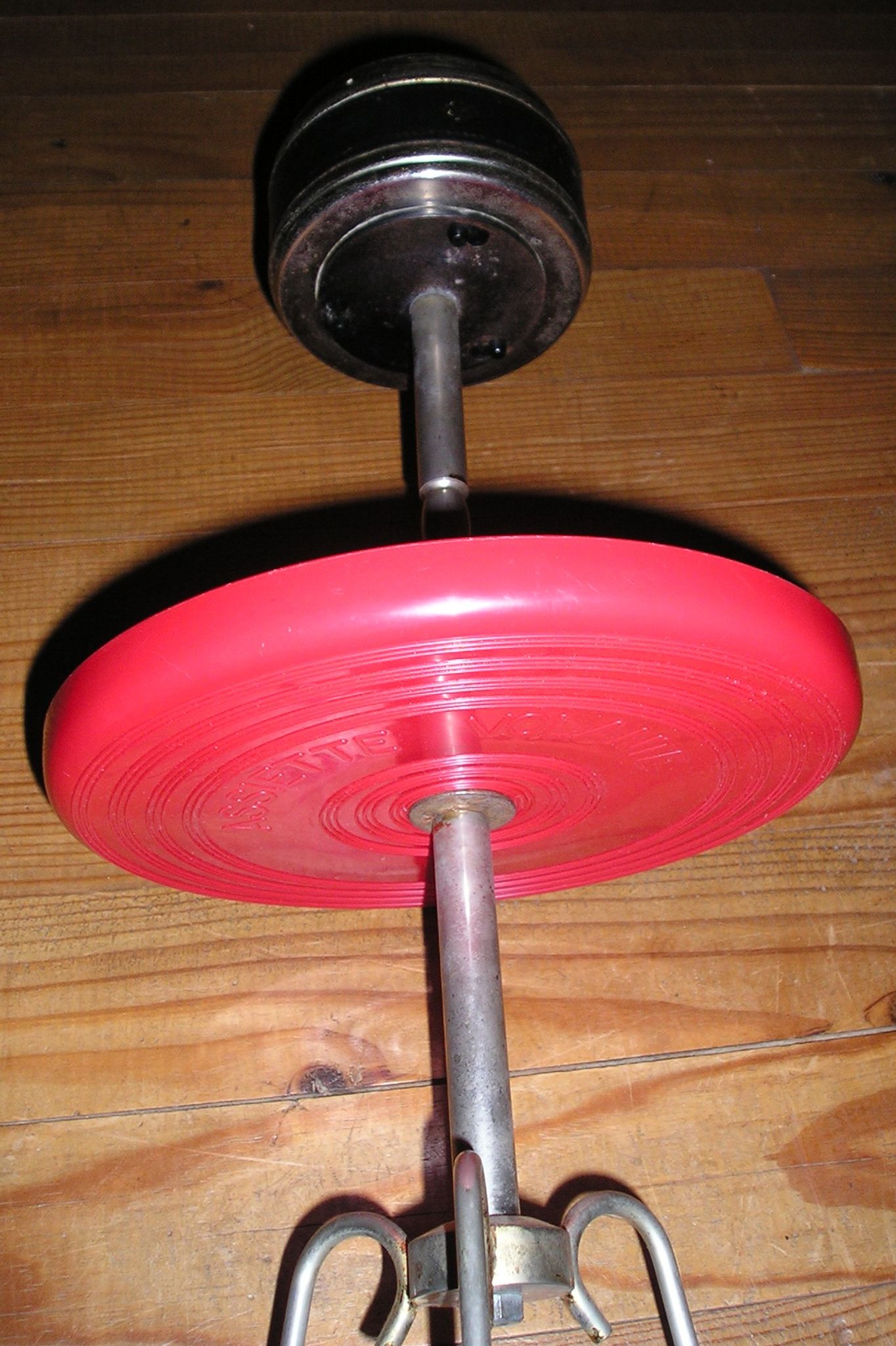 Cendrier sur pied tripode soucoupe rouge marquée "Assiette Volante"