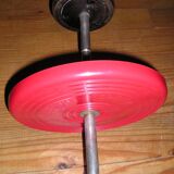Cendrier sur pied tripode soucoupe rouge marquée "Assiette Volante"