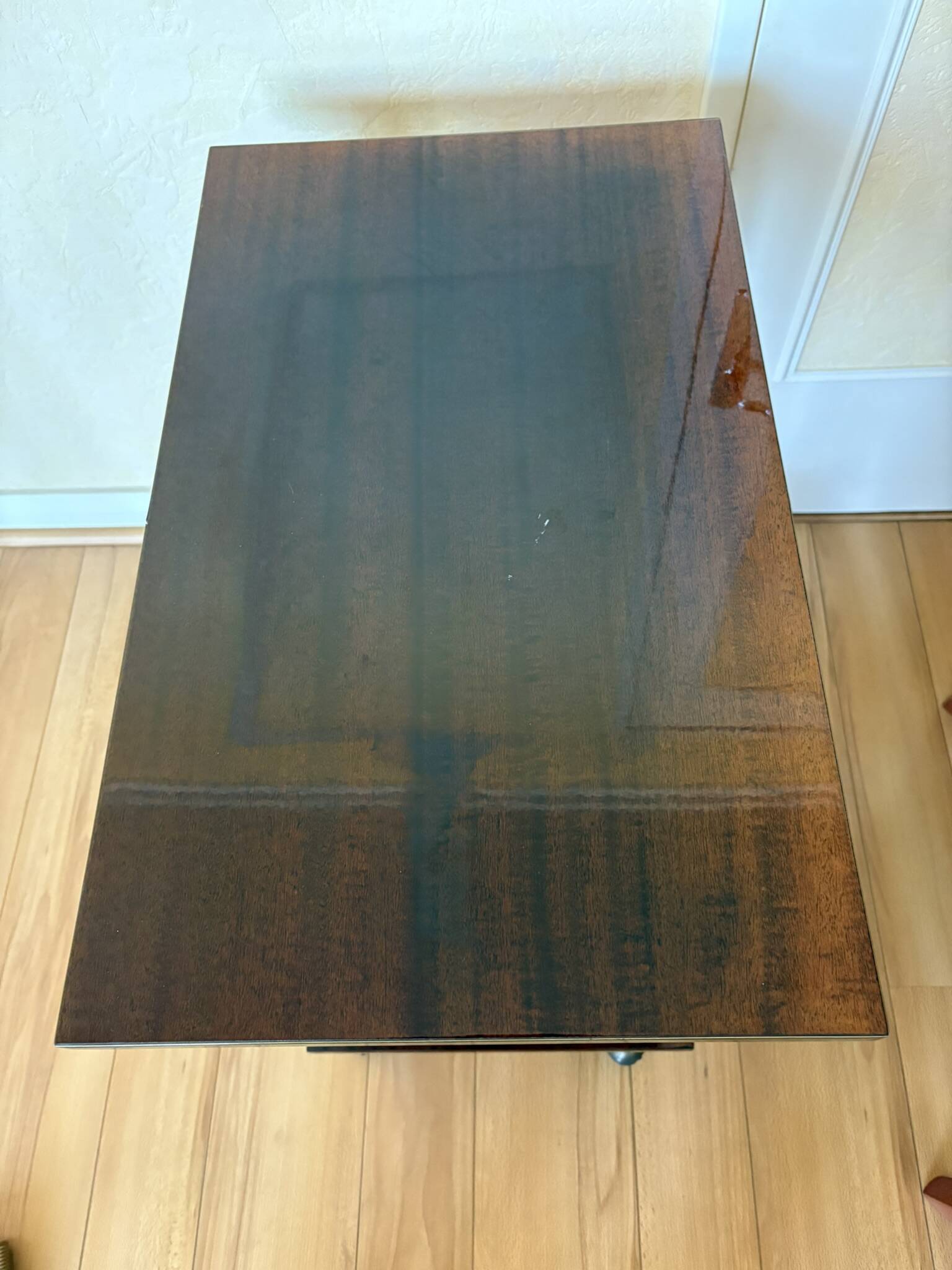 Table d’appoint vintage en bois verni, à roulettes et filets dorés