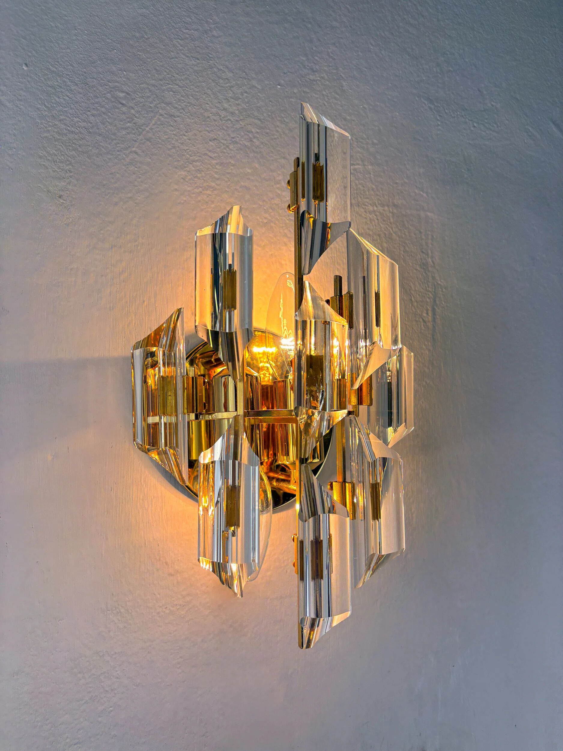 Oscar Torlasco for Stilkronen wall sconce, cut Murano glass, Italy, circa 1970s