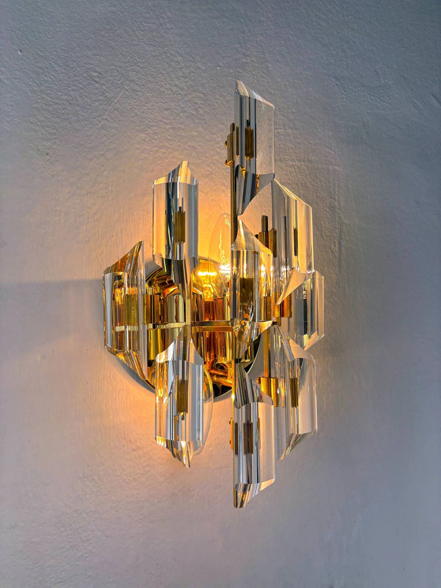 Oscar Torlasco for Stilkronen wall sconce, cut Murano glass, Italy, circa 1970s