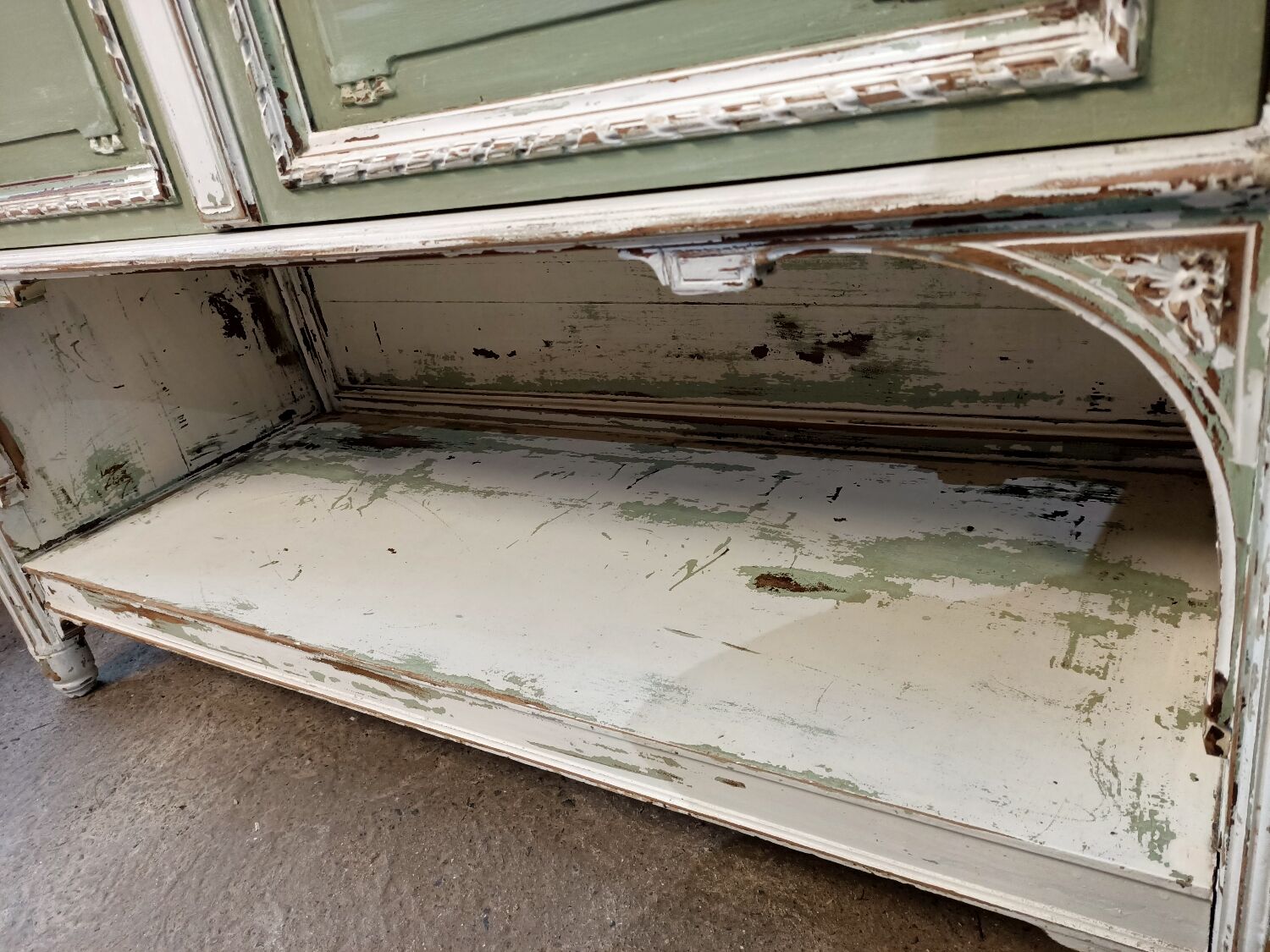 Patinated buffet service