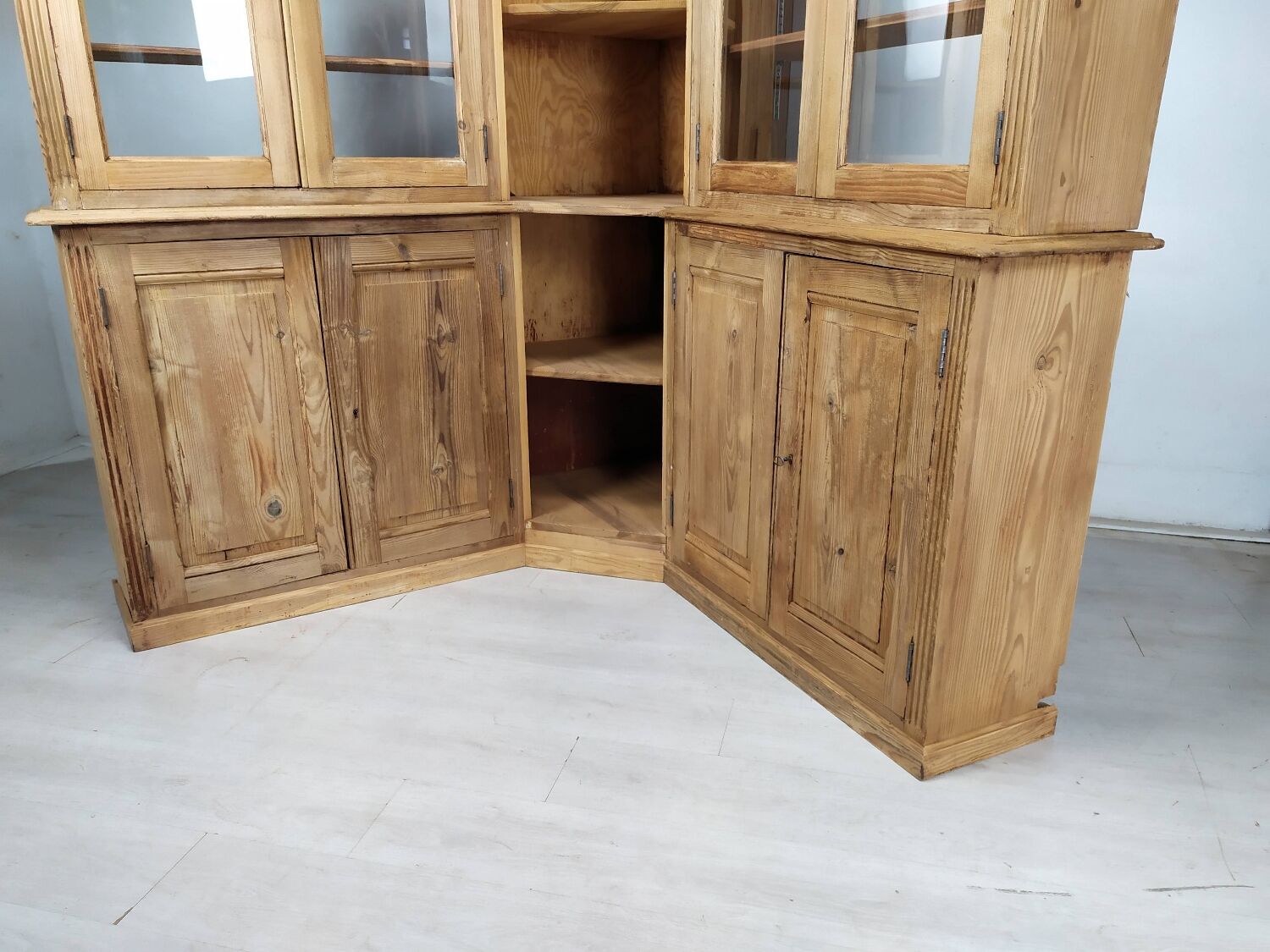 Bistro corner bookcase