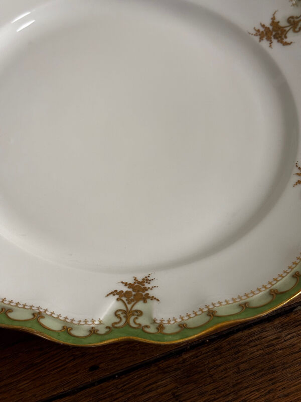 Vintage plat de service rond vert à dorures en porcelaine de Limoges