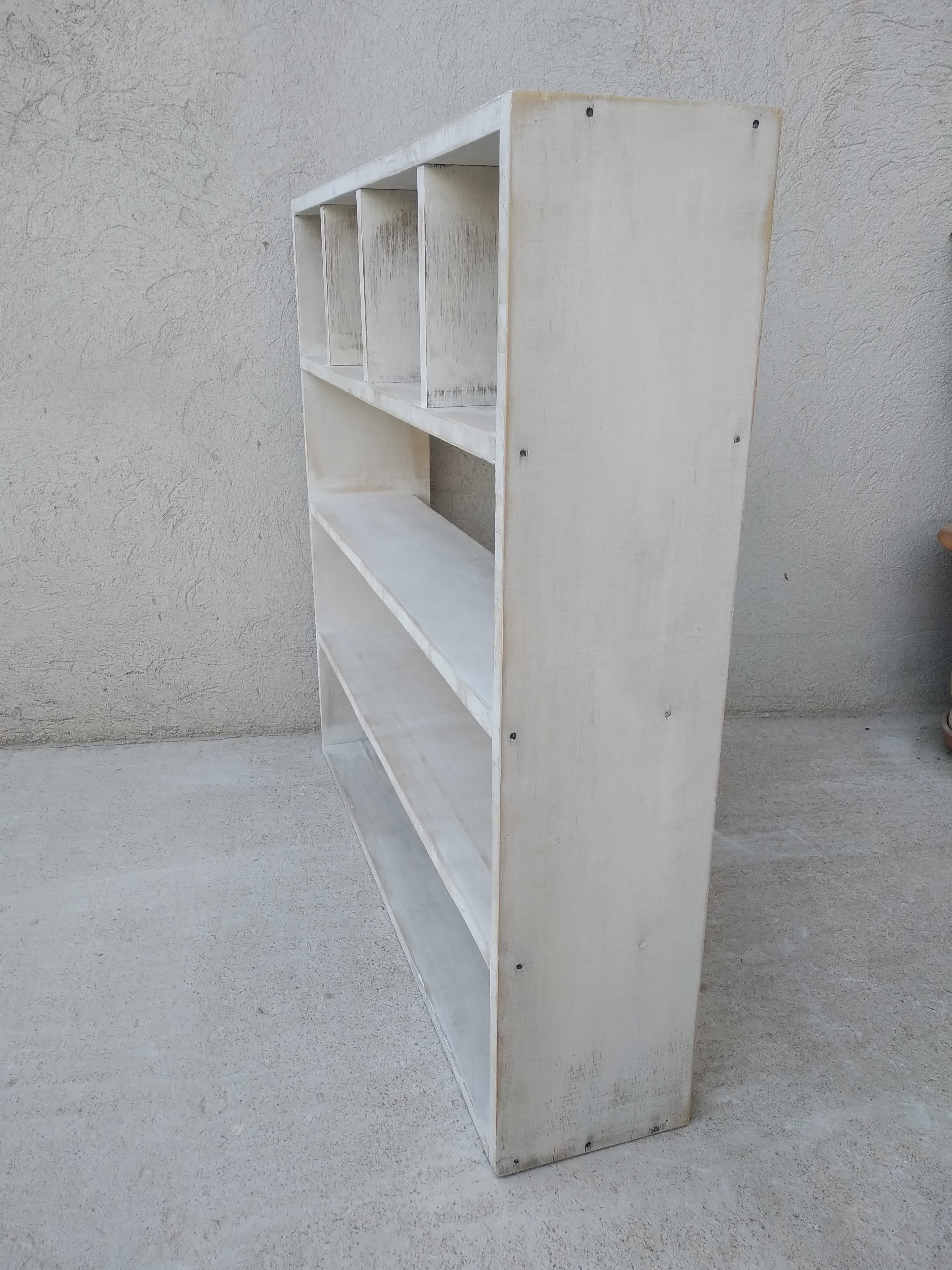 Workshop furniture with patinated lockers