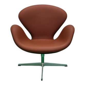 Arne Jacobsen Swan chair by Fritz Hansen