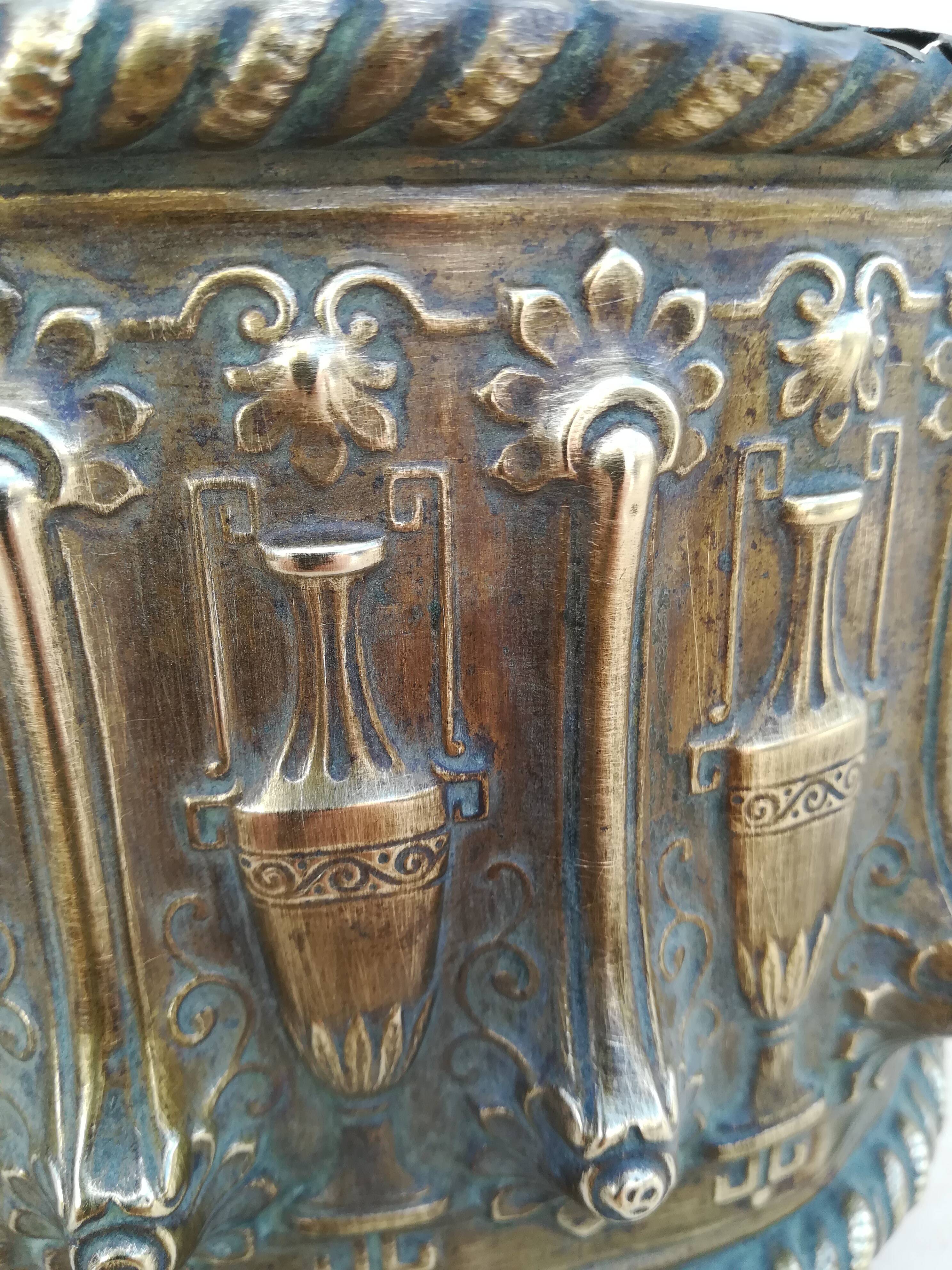 Jardinière en laiton repoussé