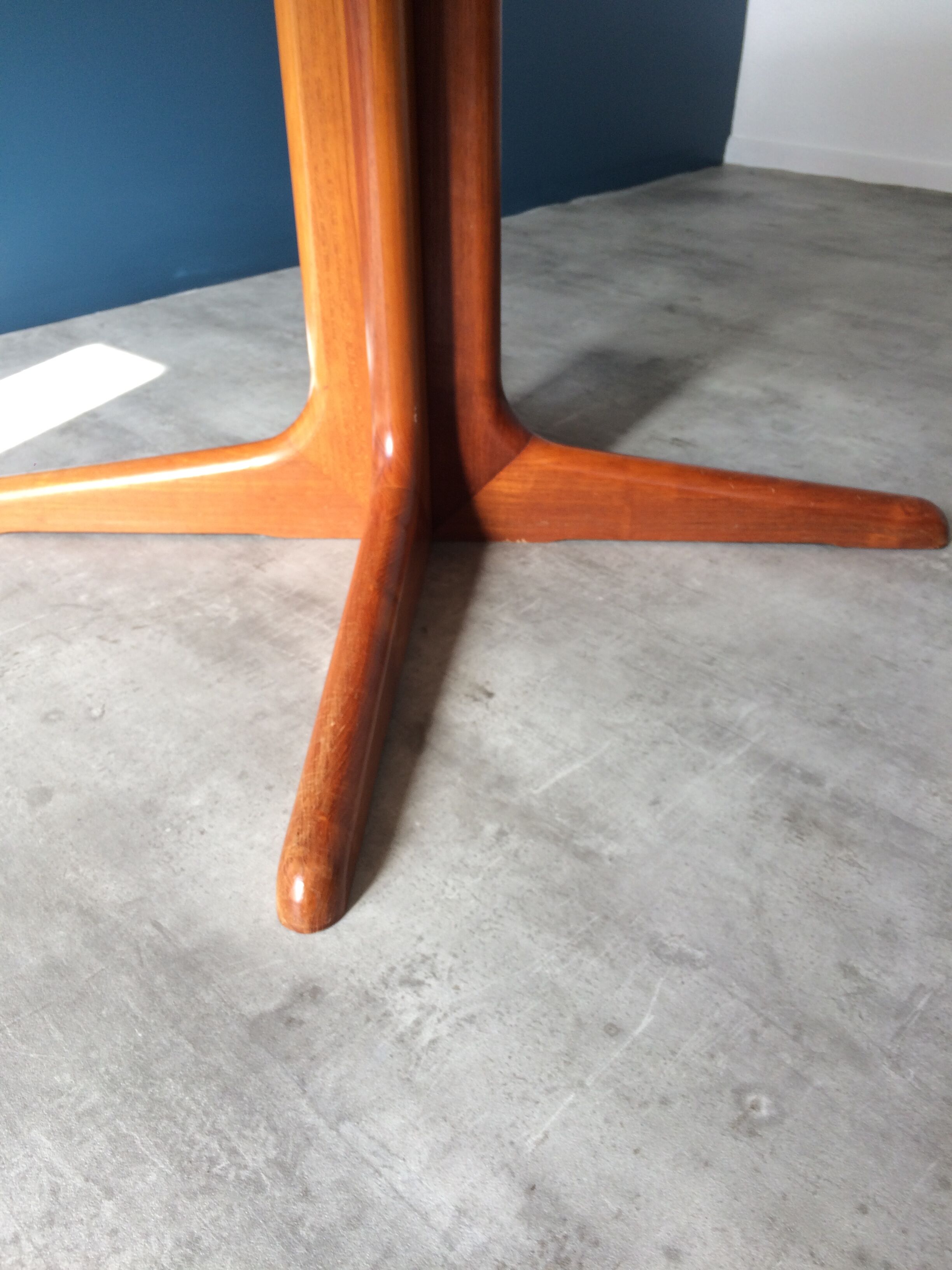 Baumann round extensible table with extensions