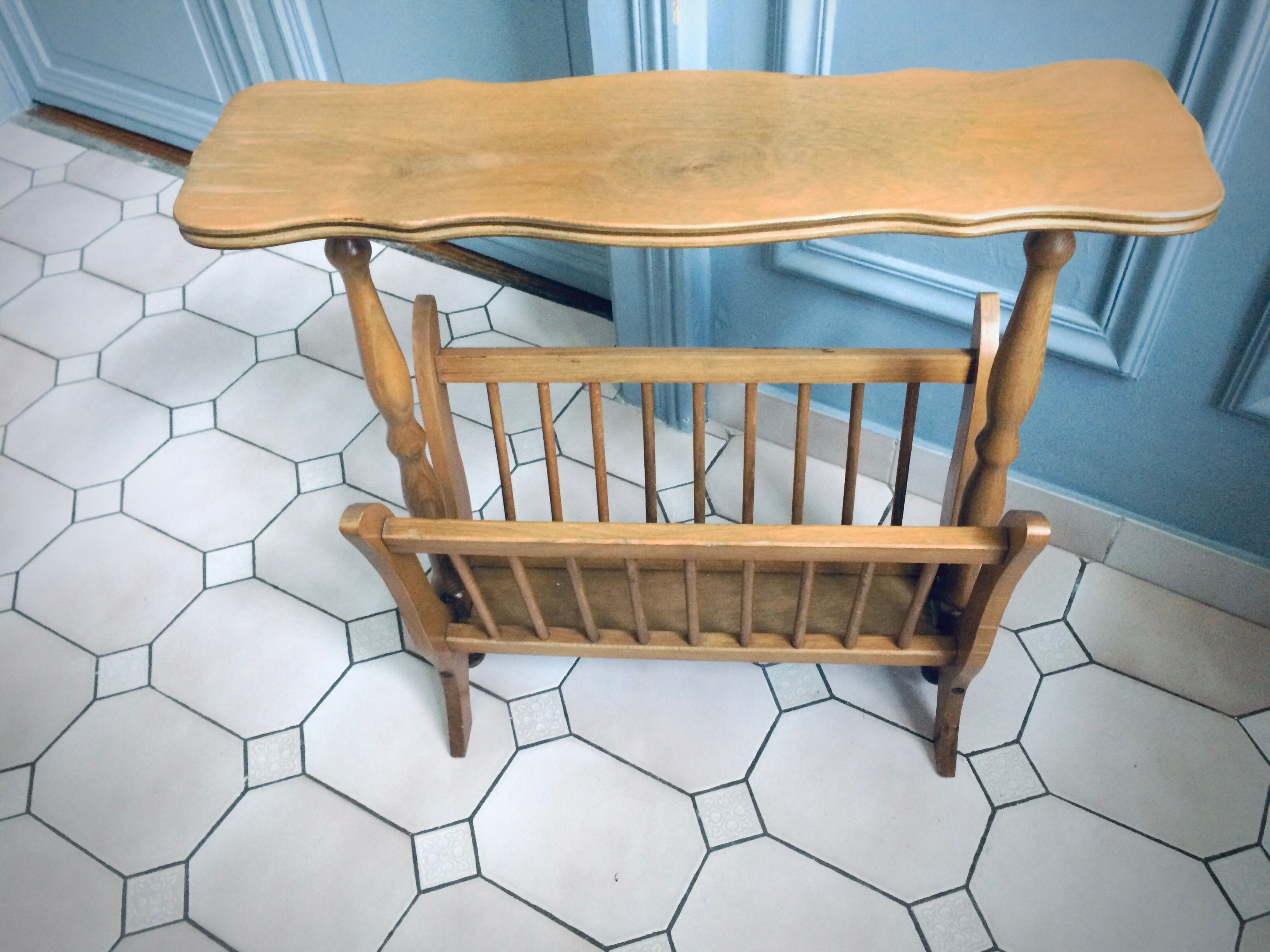 Vintage tablet magazine holder